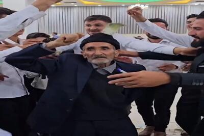  آواز شادانه؛ حاج عمو حریف رقصی میطلبه جوونا دورش حلقه زدن از پسش برنمیان