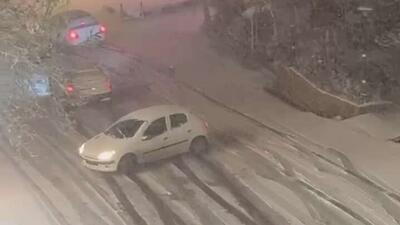  برف شبانه در مشهد؛ لغزندگی معابر و سر خوردن خودروها