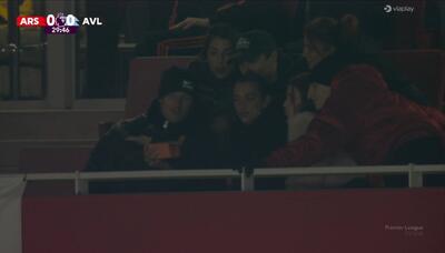 دوا لیپا، تماشاگر ویژه بازی آرسنال و استون ویلا در ورزشگاه امارات