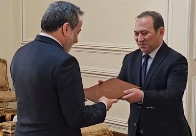 تقدیم رونوشت استوارنامه سفیر قزقیزستان به عراقچی - تسنیم