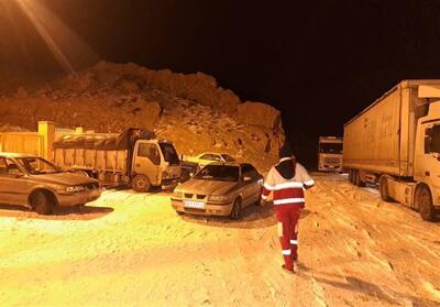 کولاک شدید برف در سمنان؛ 32 مسافر نجات یافتند - تسنیم