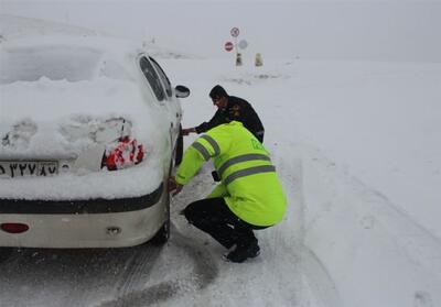 کمک‌رسانی به 13خودرو گرفتار در جاده‌های کاشان/استفاده 270تن شن و نمک - تسنیم