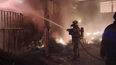 مهار آتش‌سوزی بامدادی یک انبار لباس بعد از ۱۲ ساعت عملیات