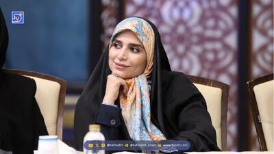  مژده لواسانی با استایلی جنجالی و متفاوت در خیابان‌های چین / خانم مجری همه را متعجب کرد!