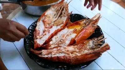  طرز تهیه کاری شاه‌میگو در غذای خیابانی تایلند (فیلم)