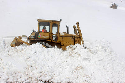 بارش ۱.۵ متری برف این جاده کشور را به تونل سفید تبدیل کرد