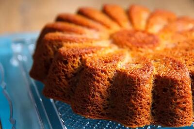  طرز تهیه کیک خرمالو با سس مخصوص/ دسر خاص برای روز‌های سرد زمستان