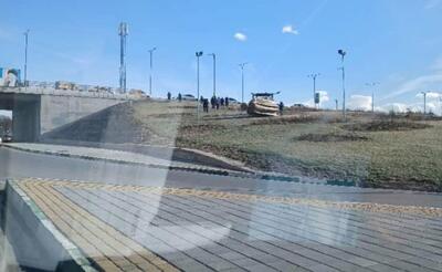 شهرداری اردبیل می‌گوید با وزش تندباد، مجسمه مرحوم رئیسی به «کارگاه» منتقل شده