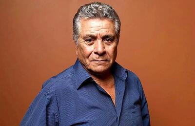 بهروز وثوقی در ۷ سالگی در کنار مادرش؛ دهه ۱۳۲۰