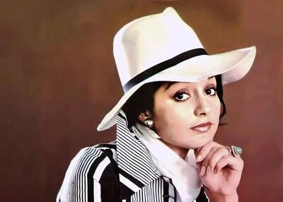 «گوگوش» در 20 سالگی و در حال اجرا در پاریس؛ سال 1349