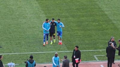 گرم کردن بازیکنان سپاهان و استقلال همراه با خوش و بش فراوان و اتحاد هواداران دو تیم