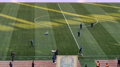 حواشی ورود کاروان استقلال به ورزشگاه نقش جهان و بازدید بازیکنان از چمن