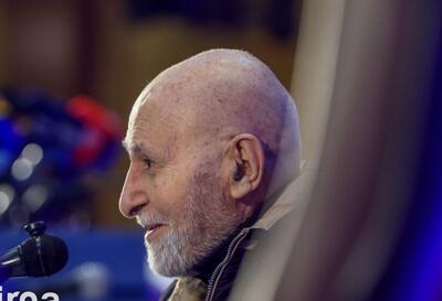  تصاویری از قامت خمیده فعال سیاسی معروف که جلب توجه کرد