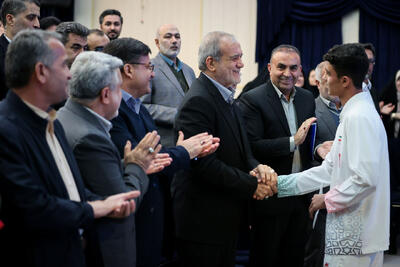 دانش‌آموز قهرمان جهان مدال خود را به رییس‌جمهور اهدا کرد