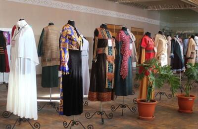 بررسی تاثیر شبکه‌های اجتماعی بر الگوهای پوشش تا چاره‌اندیشی کاهش قیمت لباس‌های سنتی