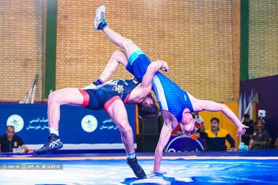 معرفی نفرات برتر ۵ وزن نخست کشتی فرنگی جوانان/ قهرمانی شمسی‌پور و محمدحسینی