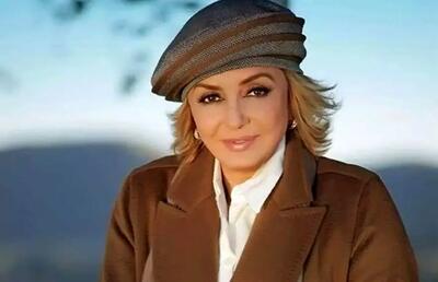 گوهر خیراندیش و گوگوش در یک سالن تئاتر اواخر دهۀ ۱۳۸۰