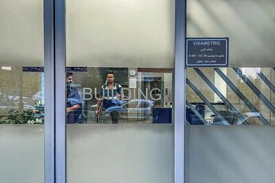 کلاهبرداران جلوی سفارت آلمان، متقاضیان ویزای کار را سرکیسه می کنند