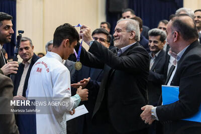 عکس| هدیه ویژه علیدوستی به مسعود پزشکیان