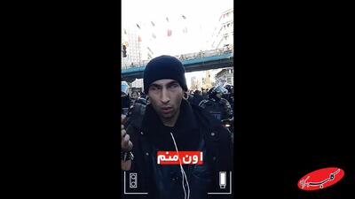  نماد جدید ضدانقلاب؛ ماجرای کامل فردی که جلوی موتورهای پلیس نشست +ویدیو - کلبه سرگرمی