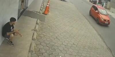 لحظه تصادف راننده زن هنگام پارک کردن با یک مرد - مجله اینترنتی کولاک