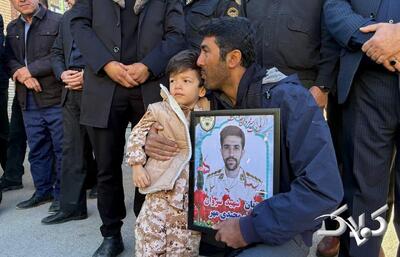 احساسی‌ترین لحظه تشییع پیکر شهید مرزبانی که در کوه‌های بانه یخ زد | چهره فرزند شهید رحیم مجیدی مهر را ببینید | مردم سنگ تمام گذاشتند - مجله اینترنتی کولاک