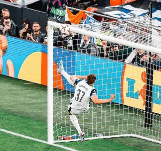 فیلم/ یک نجات دروازه کم نظیر در زمین فوتبال - پارس فوتبال