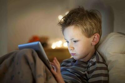  ارتباط استفاده از نمایشگر در کودکی با اضطراب نوجوانان