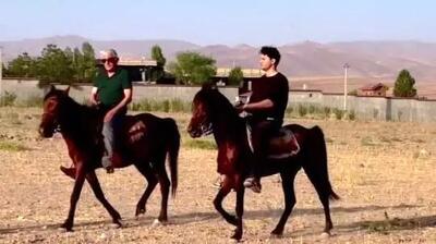  فیلم/قاب مشترک دانیال پورصباح و رضا کیانیان در پشت صحنه «بامداد خمار» در حال تمرین سوار کاری / خیلی این مرد جنتلمنه!