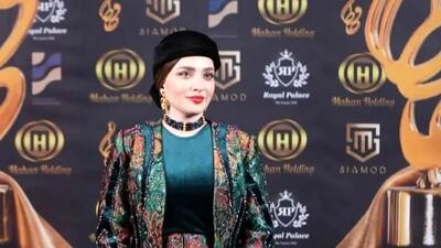  فیلم/ نگاهی به مراحل آماده سازی لباس فاخر بهنوش طباطبایی /استایل مجلسی شیک با طرح های بُته جقه ای سنتی
