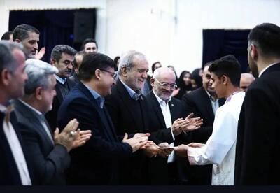  عکسی از هدیه ویژه علیدوستی به مسعود پزشکیان