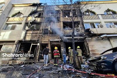 تلاش ۴۰ آتش‌نشان برای اطفای حریق گسترده در خیابان امام رضا (ع) مشهد (۱۱ دی ۱۴۰۴)