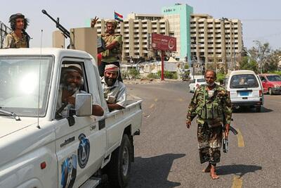 وبسایت یمنی: امارات برای عناصر خود در یمن، سلاح فرستاد