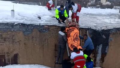 عملیات امدادرسانی به زن ۸۰ ساله خوانساری روی پشت بام+ ویدئو