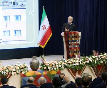 دکور جایگاه سخنرانی پزشکیان در چهارمحال و بختیاری با صنایع دستی + عکس