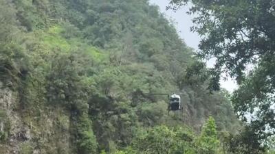  عملیات نجات گردشگر گیر افتاده در لبه آبشار