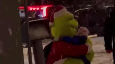  گرینچ در حال بغل کردن بچه‌های در حال عبور در مسکو