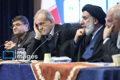 عکس: ژست جالب توجه پزشکیان در نشست استانی امروز