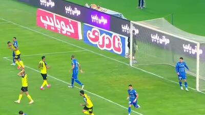 ضربه کاشته آلوز که از بالای دروازه به بیرون رفت