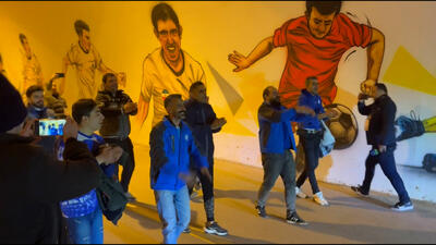 خروج اتوبوس استقلال از ورزشگاه با تشویق هواداران