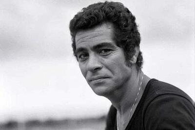 عکس نایاب بهروز وثوقی؛ با عبا و عرقچین روی صحنه تئاتر مدرسه / روایتی کمتر دیده‌شده از سال‌های نوجوانی / قابی تاریخی از آغاز مسیر بازیگری | اندیشه قرن