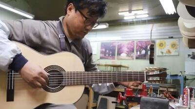  مراحل دیدنی ساخت گیتار کلاسیک در کارگاهی در کره جنوبی