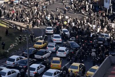 خبرگزاری فارس: معترضین جمع اندکی بودند که با بی اعتنایی مردم روبرو شدند