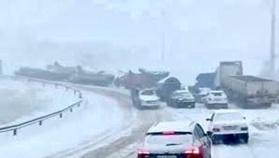 مردم در این جاده مهم کشور گرفتار برف شدند