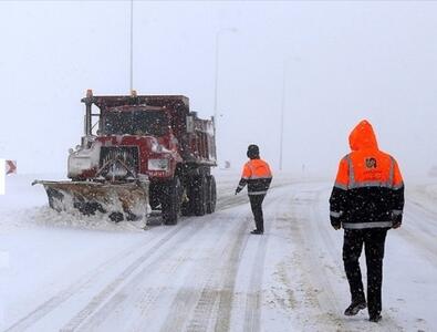 استقرار راهداران در محورهای برف‌گیر برای جلوگیری از انسداد مسیرها