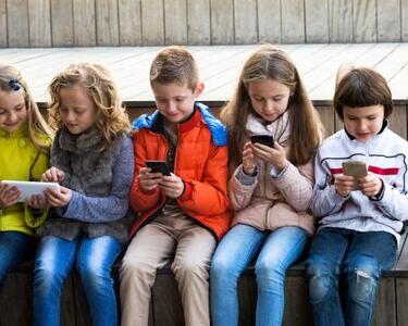  هشدار به والدین: گوشی هوشمند پیش از ۱۳ سالگی سلامت کودکان را تهدید می‌کند