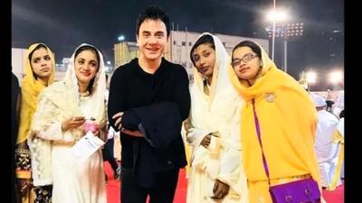 وقتی عموپورنگ با عشق زبان هندی را یاد می‌گیرد و در BMW لاکچری می‌خواند! + ویدیو