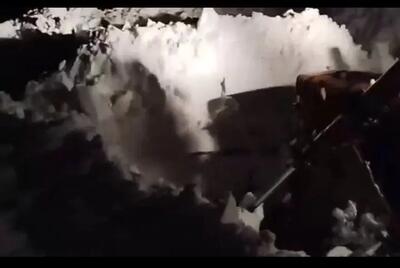 خودروی پاترول زیر بهمن در گردنه ژالانه مدفون شد