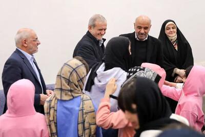 دیدار رئیس‌جمهور با جمعی از کودکان بی‌سرپرست و بدسرپرست در مجتمع «خانه دختران ایران»