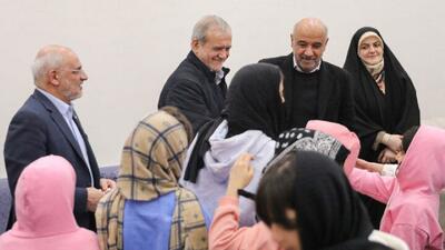 دیدار دکتر پزشکیان با جمعی از کودکان بی‌سرپرست و بدسرپرست در مجتمع «خانه دختران ایران»